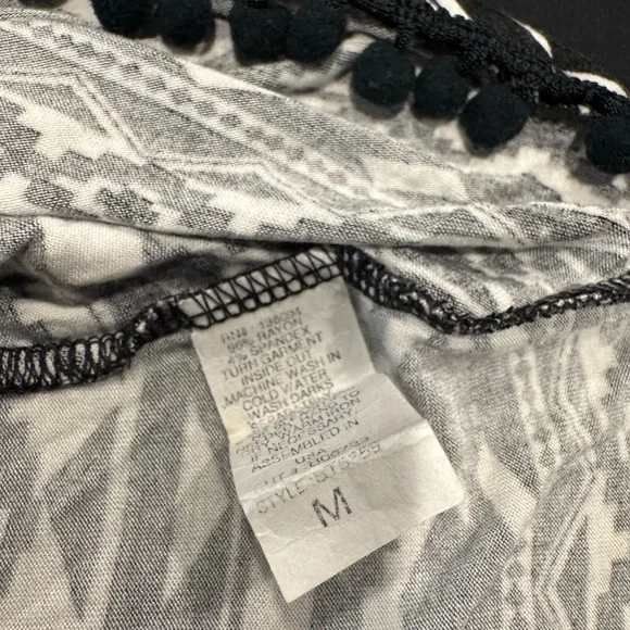 4/$15 Blu Planet Black and White Geometric Cropped Tank with Trim - Picture 3 of 3